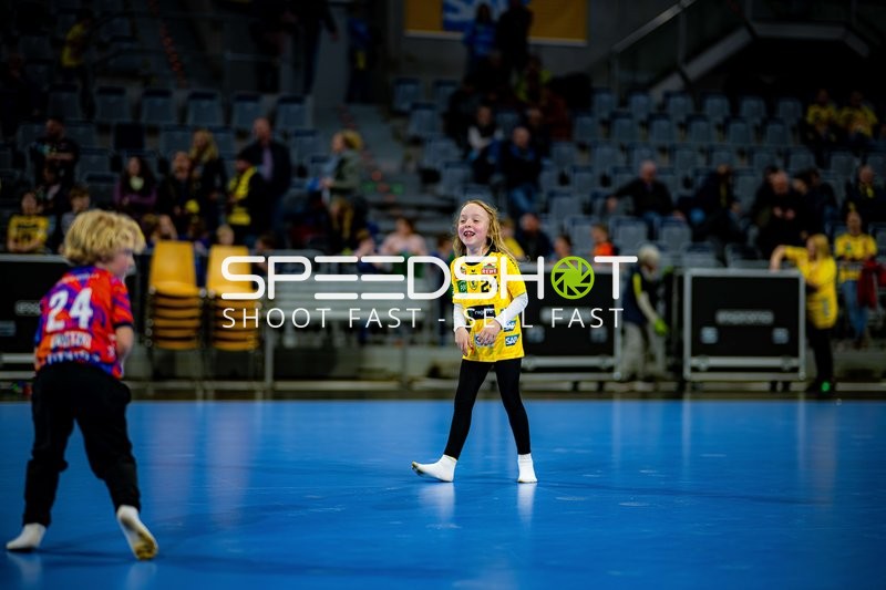 Kinder auf Spielfeld