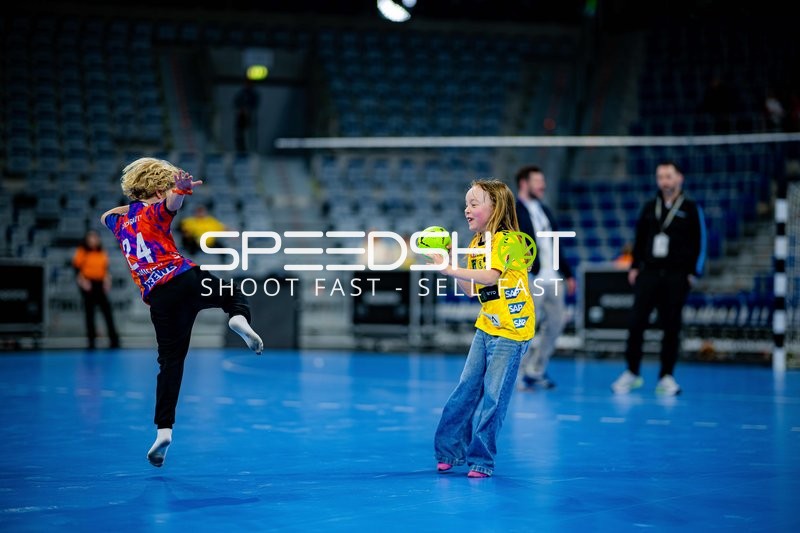 Kinder spielen Handball