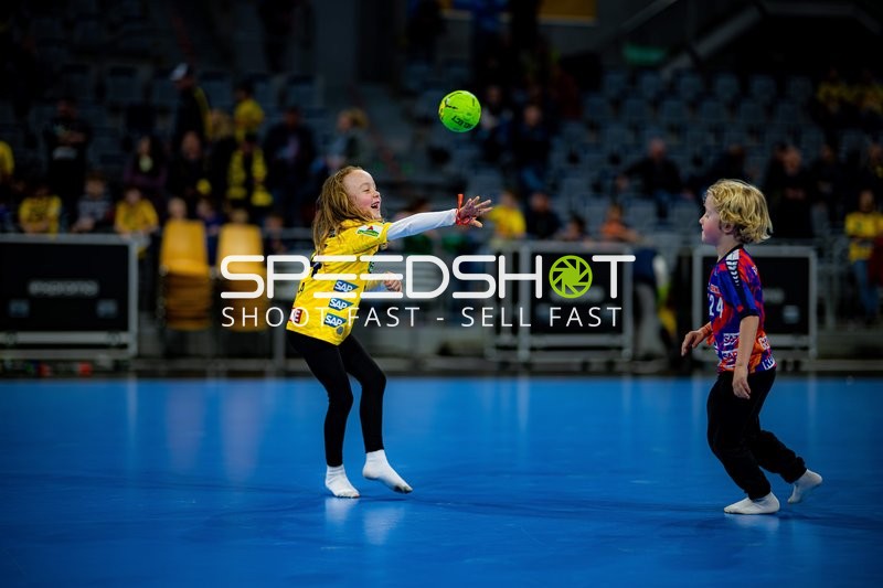 Kinder spielen Handball