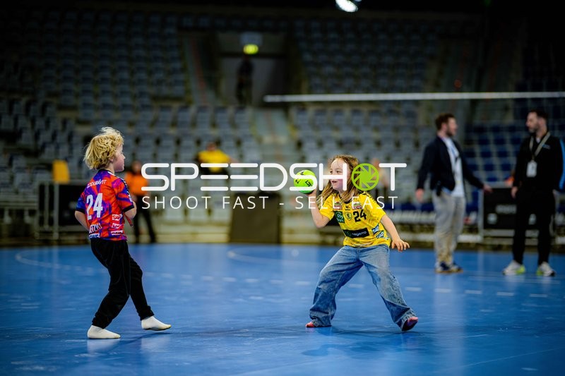 Kinder spielen Handball