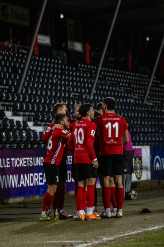 Spieler feiern gemeinsam