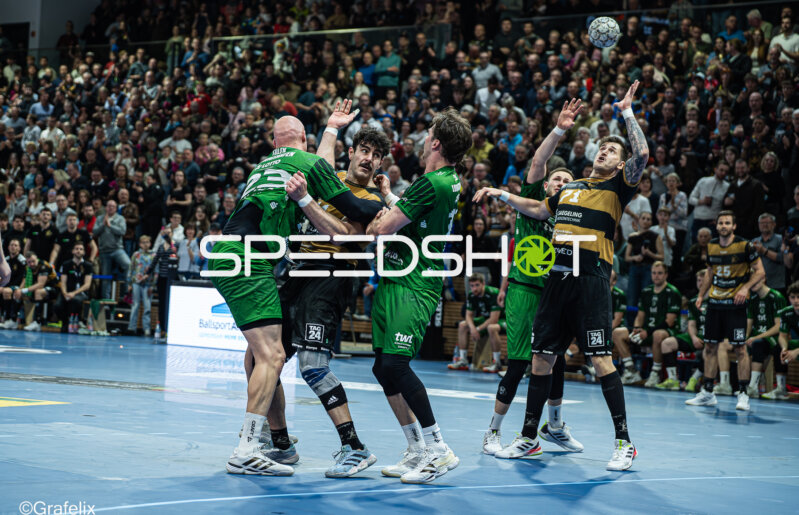 Szene mit Doruk Pehlivan (11; HC Elbflorenz Dresden) und 25; Die Eulen Ludwigshafen