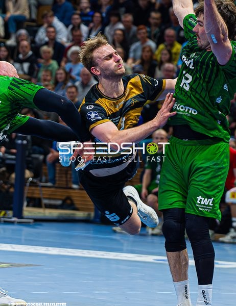 Szene mit Alexander Matschos (0; HC Elbflorenz Dresden) und 12; Die Eulen Ludwigshafen