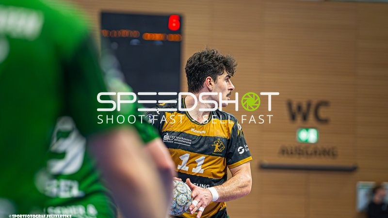 Arseniy Buschmann (11; HC Elbflorenz Dresden) mit Ball