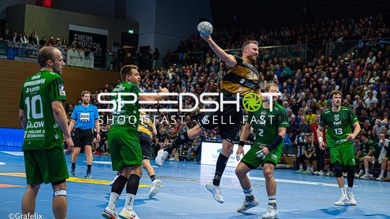 Szene mit Jonas Thummler (46; HC Elbflorenz Dresden) und Frederic Stuber (2; Die Eulen Ludwigshafen)