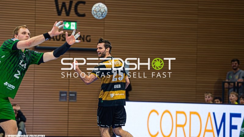 Szene mit Frederic Stuber (2; Die Eulen Ludwigshafen) und Sebastian Gress (25; HC Elbflorenz Dresden)