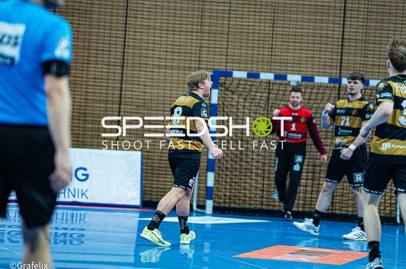 Szene mit 8; HC Elbflorenz Dresden und Teamkollegen