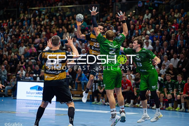 Szene mit Sebastian Gress (25; HC Elbflorenz Dresden) und Frederic Stuber (2; Die Eulen Ludwigshafen)