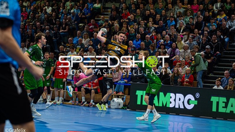 Szene mit Philip Kryszon (24; HC Elbflorenz Dresden) und 24; Unbekannt