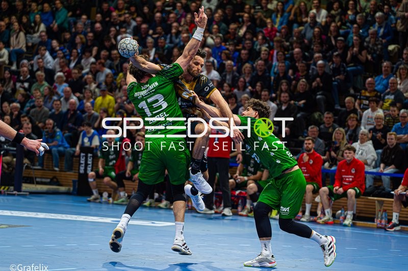 Szene mit Mindaugas Dumcius (13; HC Elbflorenz Dresden) und Frederic Stuber (2; Die Eulen Ludwigshafen)