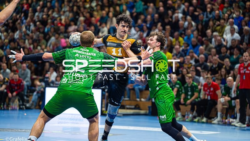 Arseniy Buschmann (11; HC Elbflorenz Dresden) im Zweikampf mit Frederic Stuber (2; Die Eulen Ludwigshafen) und Pascal Buhrer (24; Die Eulen Ludwigshafen)