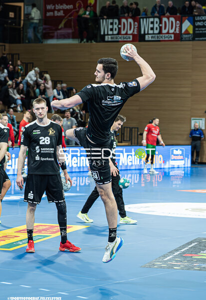 Szene mit 28; HC Elbflorenz Dresden und Philip Kryszon (24; HC Elbflorenz Dresden)