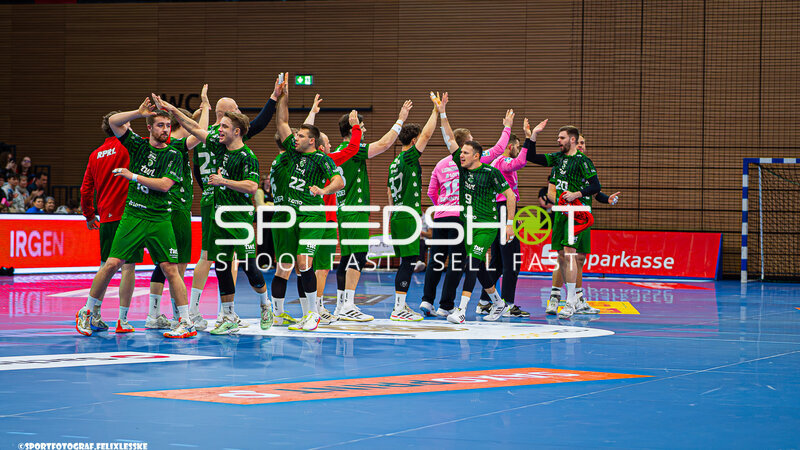 Jubel mit Julius Dierberg (9; HC Elbflorenz Dresden) und Team