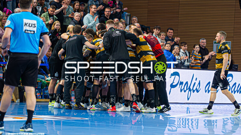 Szene mit Julius Dierberg (9; HC Elbflorenz Dresden) und Teamkollegen