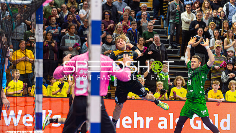 Szene mit Ivar Stavast (23; HC Elbflorenz Dresden) und Marc-Robin Eisel (9; Die Eulen Ludwigshafen)
