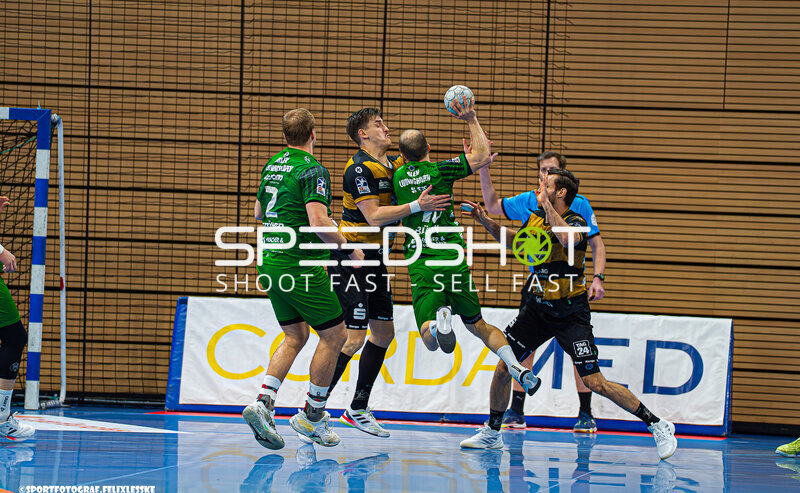 Szene mit Maurice Niestroj (6; HC Elbflorenz Dresden) und Maximilian Haider (14; Die Eulen Ludwigshafen)