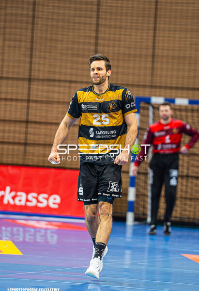 Szene mit Sebastian Gress (25; HC Elbflorenz Dresden) und Oskar Knudsen (1; Die Eulen Ludwigshafen)