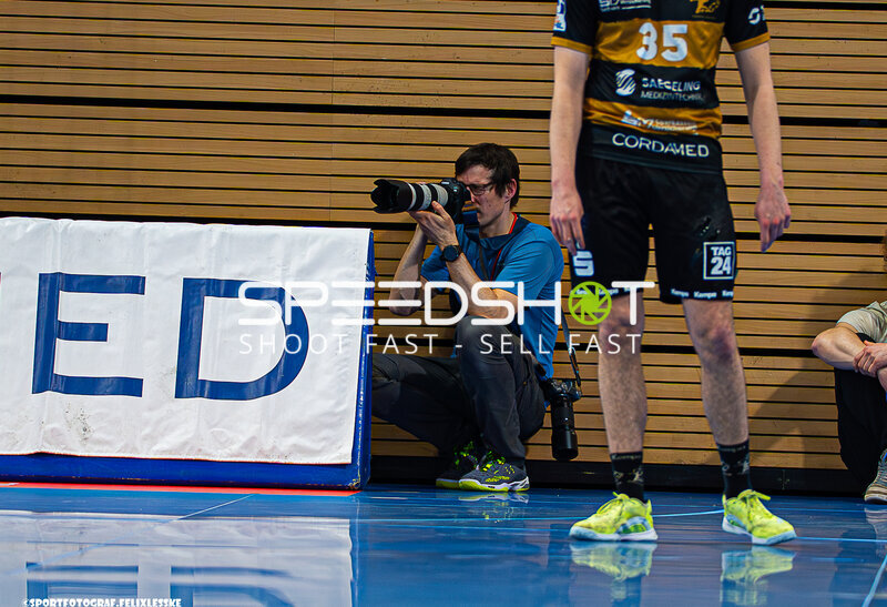 Handball-Szene mit Fotograf