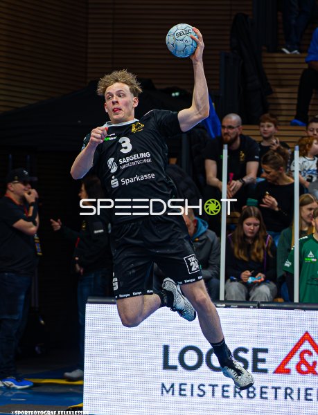 Luca Stolze (#3; HC Elbflorenz Dresden) beim Sprungwurf