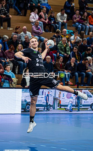 Mindaugas Dumcius (#13; HC Elbflorenz Dresden) beim Sprungwurf
