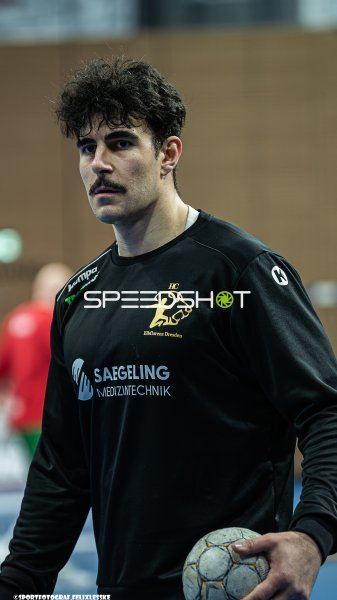 Spieler des HC Elbflorenz Dresden mit Ball in der Hand
