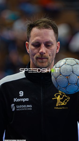 Julius Dierberg (#9; HC Elbflorenz Dresden) mit Ball