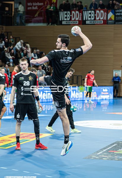 Philip Kryszon (#24; HC Elbflorenz Dresden) beim Sprungwurf