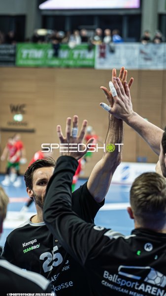 Sebastian Gress (#25; HC Elbflorenz Dresden) beim Jubel mit Teamkollegen