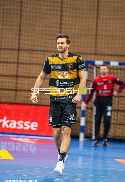 Sebastian Gress (#25; HC Elbflorenz Dresden) läuft durchs Spielfeld