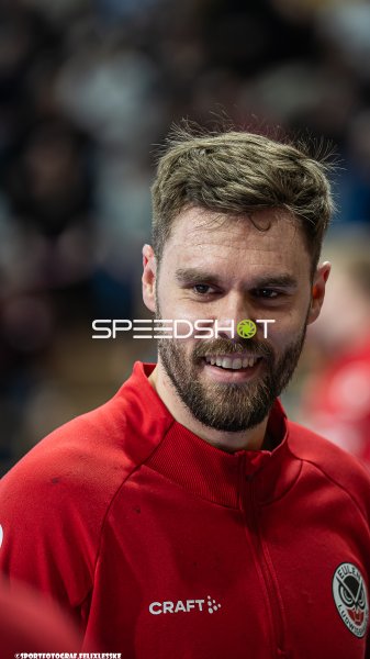 Spieler der Eulen Ludwigshafen lächelt in der Halle
