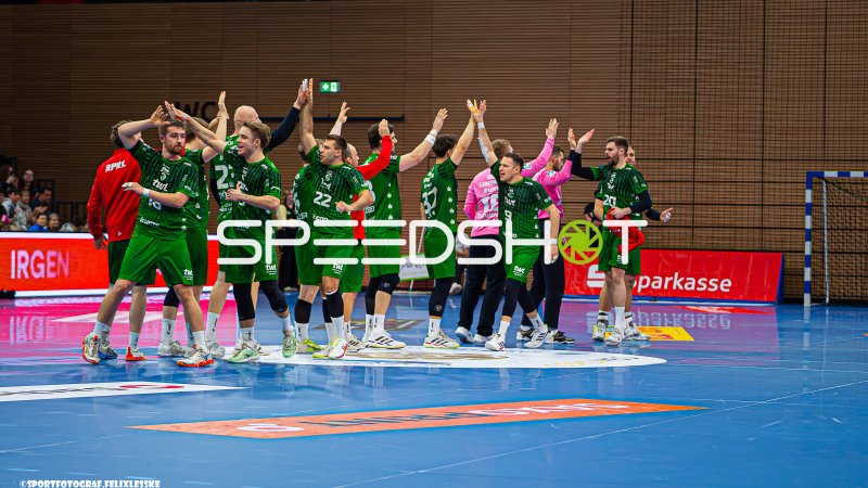 Die Eulen Ludwigshafen feiern gemeinsam mit den Fans