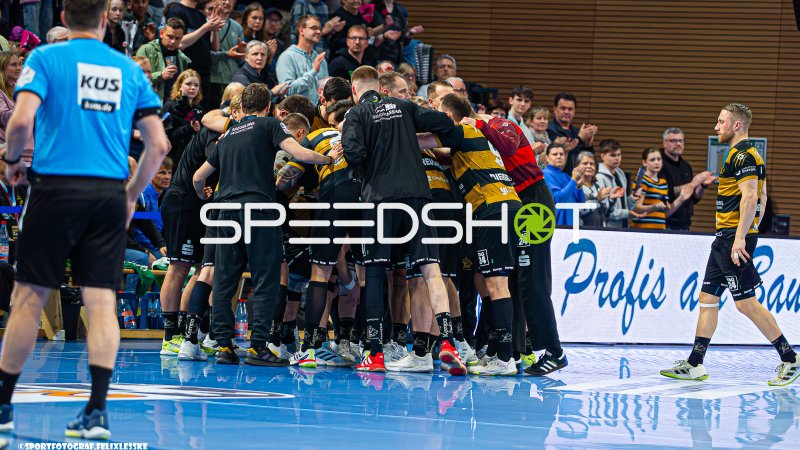 HC Elbflorenz Dresden feiert Jubel-Traube nach Spielende
