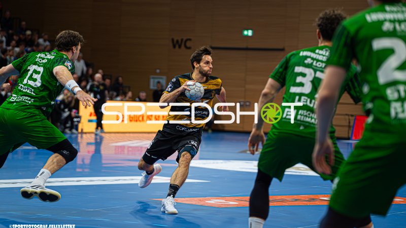 Sebastian Gress (#25; HC Elbflorenz Dresden) im Angriff gegen die Eulen Ludwigshafen