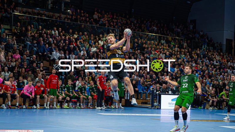 Sprungwurf eines HC Elbflorenz Dresden Spielers gegen Kian Schwarzar (#22; Die Eulen Ludwigshafen)