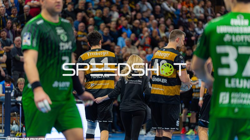 Doruk Pehlivan (#11; HC Elbflorenz Dresden) und Jonas Thummler (#46; HC Elbflorenz Dresden) beim Spielunterbruch