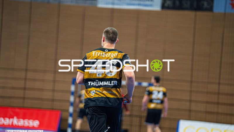 Jonas Thümmler (#46; HC Elbflorenz Dresden) läuft Richtung Tor