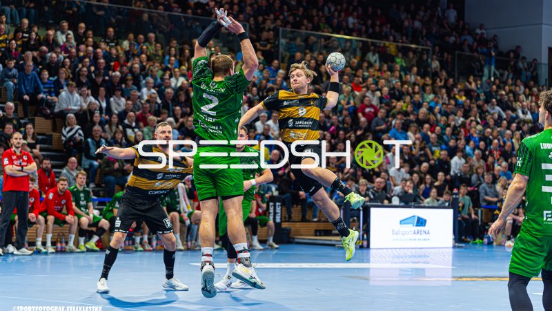 Mex Raguse (#8; Die Eulen Ludwigshafen) beim Sprungwurf gegen HC Elbflorenz Dresden