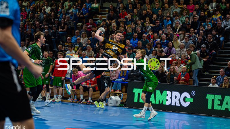Pascal Buhrer (#24; Die Eulen Ludwigshafen) beim Sprungwurf gegen HC Elbflorenz Dresden