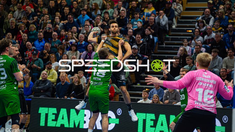 Sebastian Gress (#25; HC Elbflorenz Dresden) im Sprungwurf gegen die Eulen Ludwigshafen