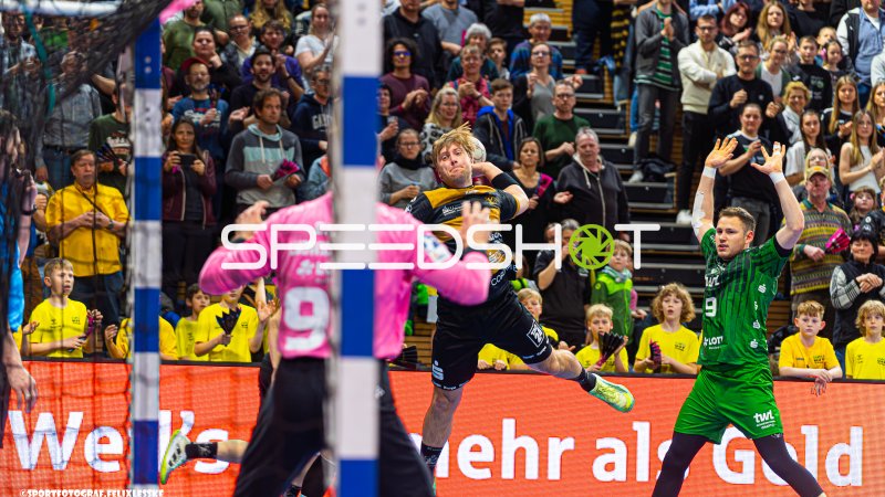 Wurfaktion eines HC Elbflorenz Dresden Spielers gegen die Eulen Ludwigshafen
