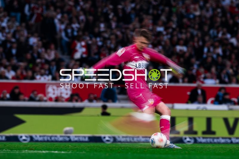 Torwart Alexander Nübel (33; VfB Stuttgart) am Ball