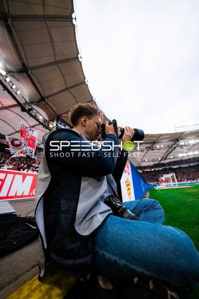 Fotograf am Spielfeldrand