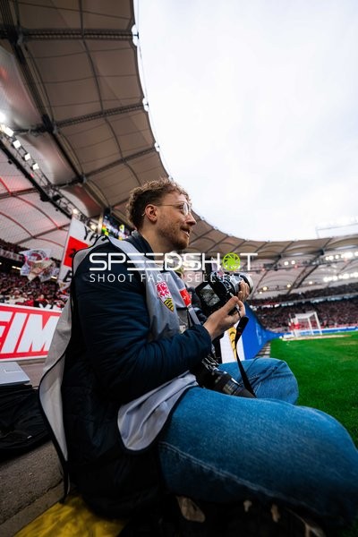 Fotograf am Spielfeldrand