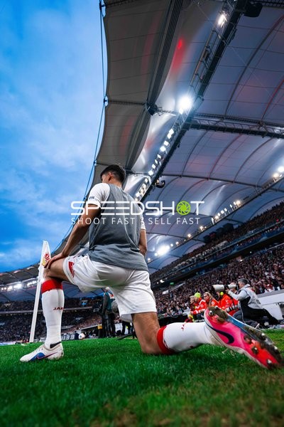 Spieler dehnt sich am Eckfahnenbereich