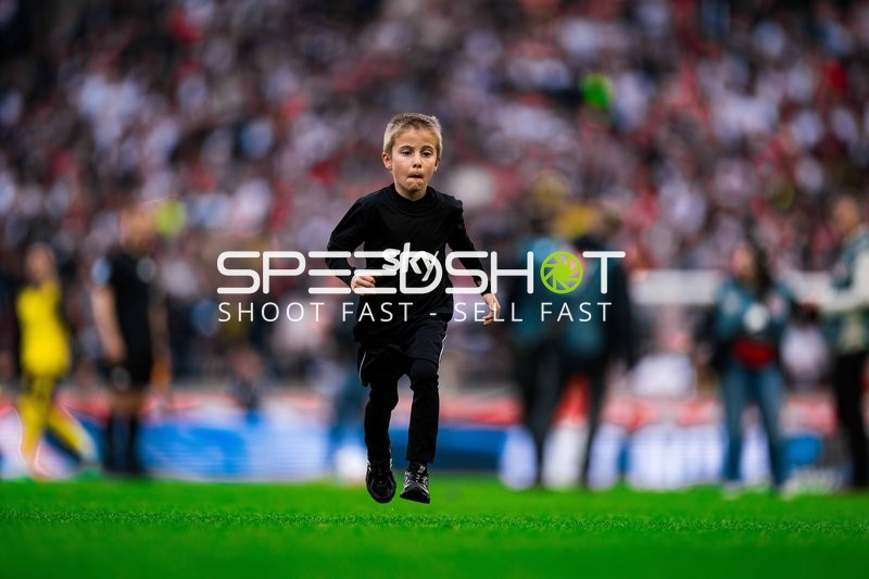 Kind läuft auf Spielfeld