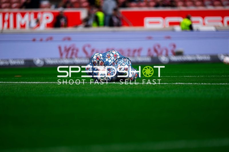 Fußbälle auf Spielfeld