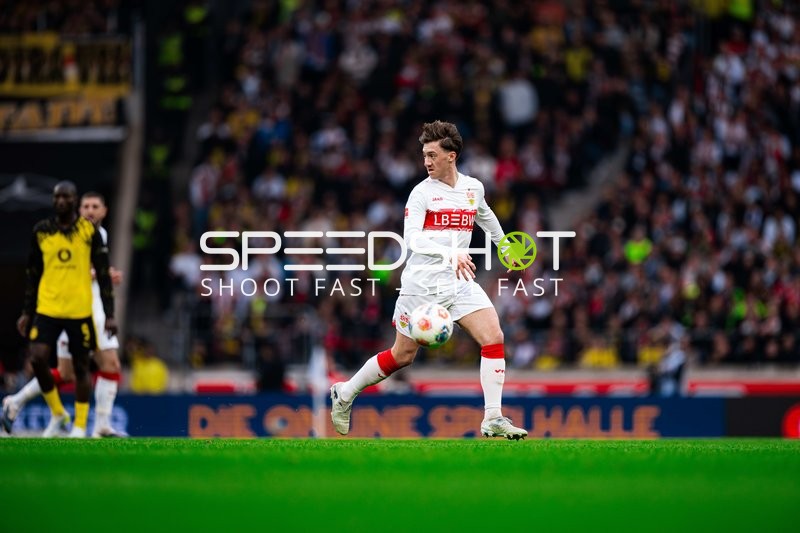 Ballkontrolle von Angelo Stiller (6; VfB Stuttgart)