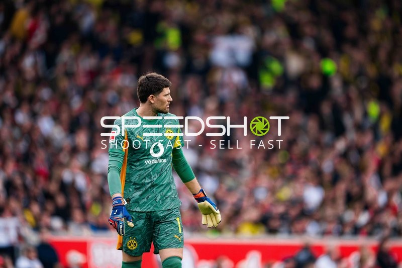 Torwart Gregor Kobel (1; Borussia Dortmund) in Aktion