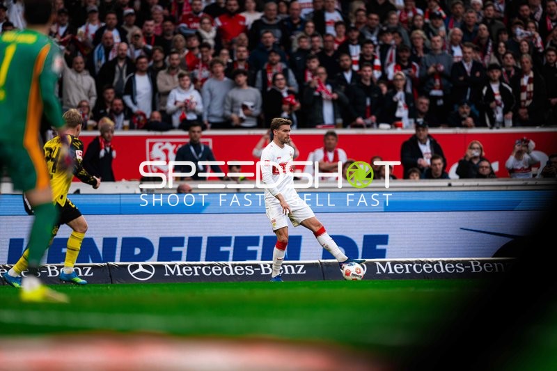 Ballkontrolle von Maximilian Mittelstädt (7; VfB Stuttgart)