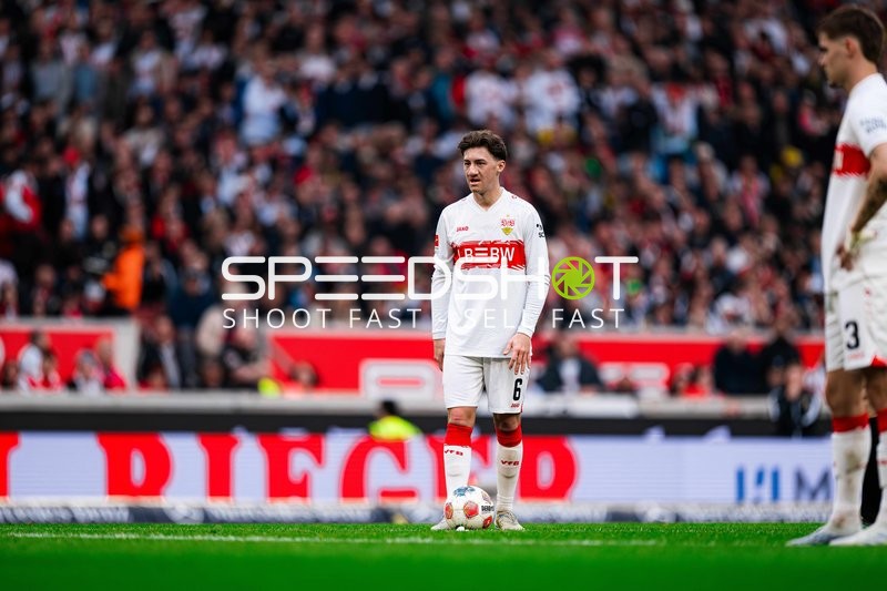 Spielszene mit Angelo Stiller (6; VfB Stuttgart)
